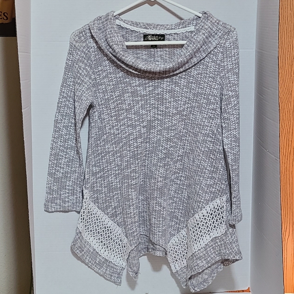 ABSOLUTELY FAMOUS WOMEN'S SIZE M GRAY SWEATER WITH CREAM LACE SIDES NWOT